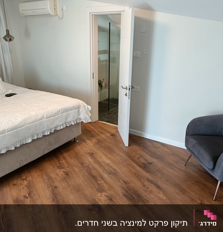 רצפת פרקט עץ חום בחדר שינה מודרני